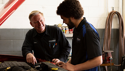 alumnus scott schulte advising mechanic at shop